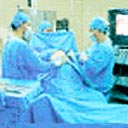 Dr. Malucelli e sua equipe executando uma vídeo-cirurgia.